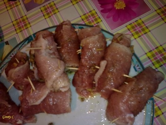 Cartofi aurii cu Rulouri din carne de porc cu ciuperci