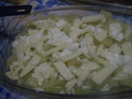 Cartofi si dovlecei cu brinza la cuptor