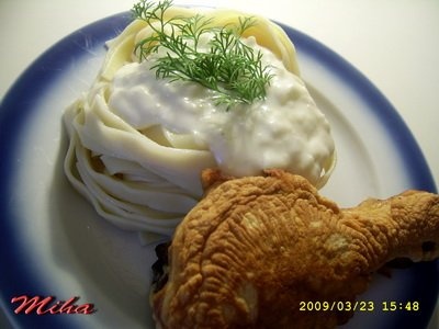 Pulpe in aluat de bere si tagliatelle cu sos de smantana