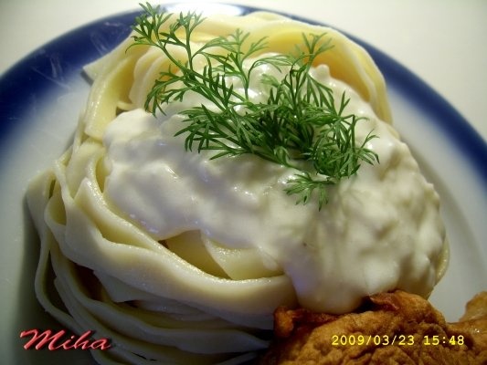 Pulpe in aluat de bere si tagliatelle cu sos de smantana