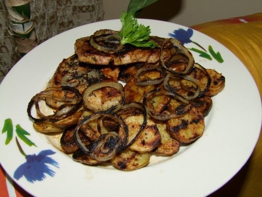 MUSCHI DE PORC MARINAT CU CARTOFI COPTI SI CEAPA