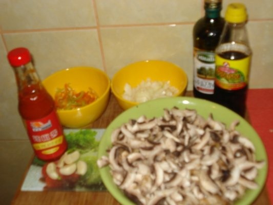 Ciuperci in sos iute cu usturoi