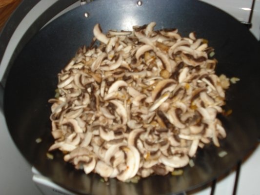 Ciuperci in sos iute cu usturoi