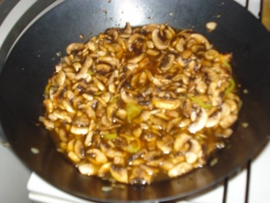 Ciuperci in sos iute cu usturoi