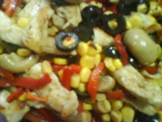 SALATA DE ARDEI COPTI CU PIEPT DE PUI