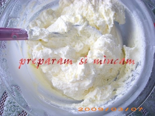 Tort tiramisu cu capsune