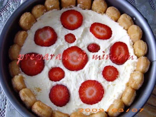 Tort tiramisu cu capsune