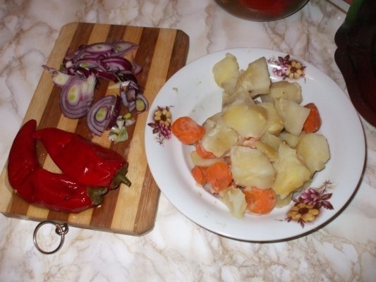 Salata asortata cu sos iutar