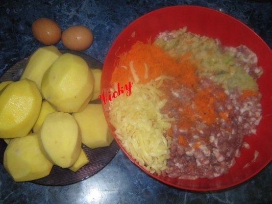 Musaca de cartofi cu carne, porumb si cascaval