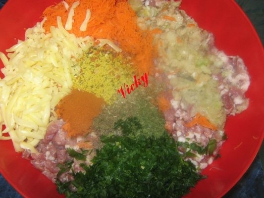 Musaca de cartofi cu carne, porumb si cascaval