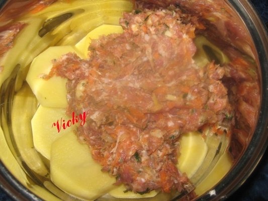 Musaca de cartofi cu carne, porumb si cascaval