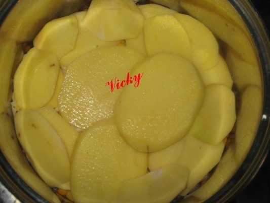 Musaca de cartofi cu carne, porumb si cascaval