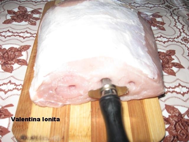 Cotlet de porc fara os  impanat cu carnaciori