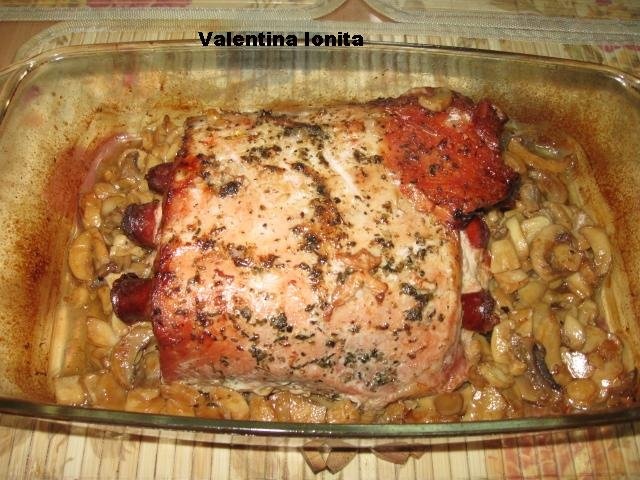 Cotlet de porc fara os  impanat cu carnaciori