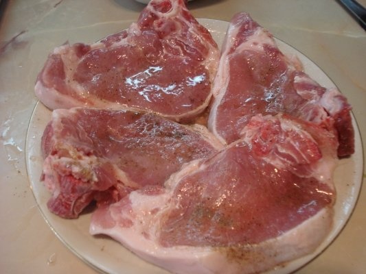 COTLET DE PORC CU CARTOFI PRAJITI SI CIUPERCI