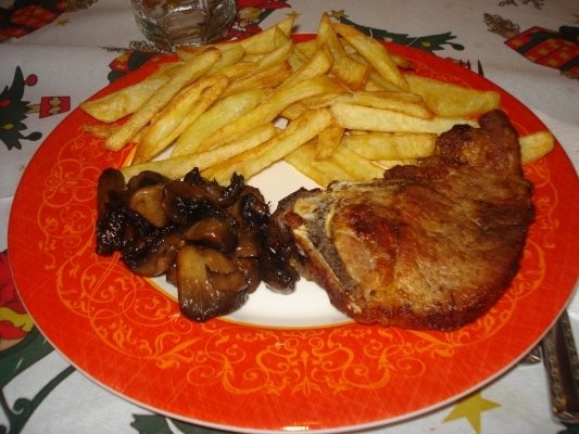 COTLET DE PORC CU CARTOFI PRAJITI SI CIUPERCI