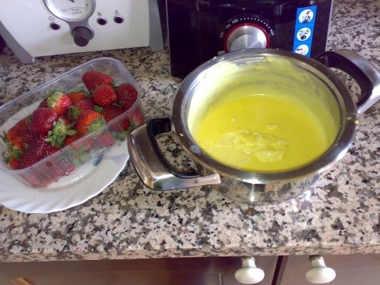 Tort cu crema si fructe