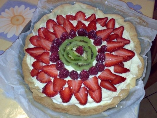 Tort cu crema si fructe