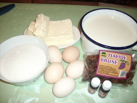 Inghetata de casa cu rom, stafide/nuci