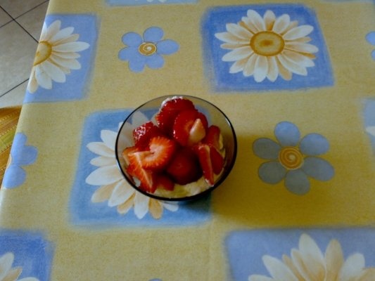 Cupa de crema si fructe