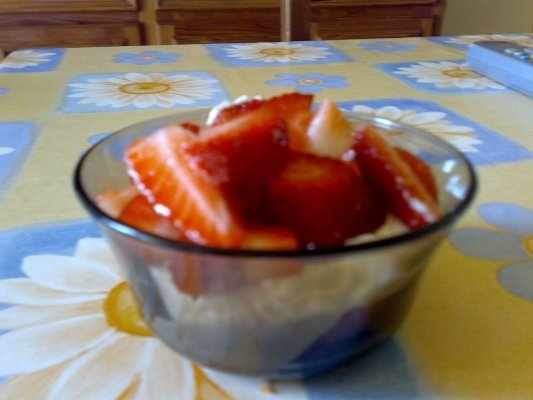 Cupa de crema si fructe