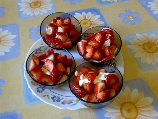 Cupa de crema si fructe