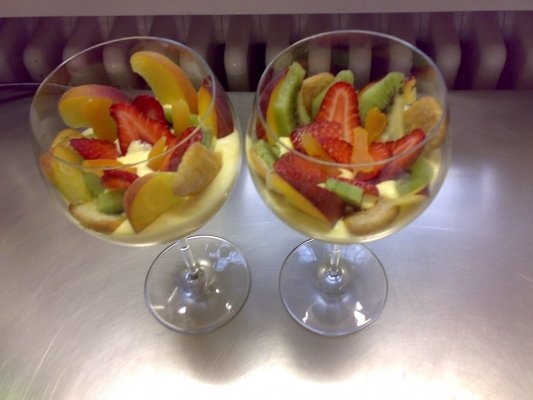 Cupa de crema si fructe
