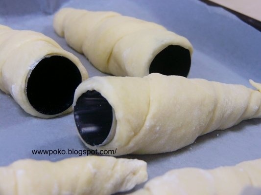 Cornuri cu crema de vanilie si ciocolata