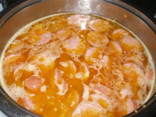 Tocanita de cartofi cu carnati