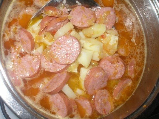 Tocanita de cartofi cu carnati