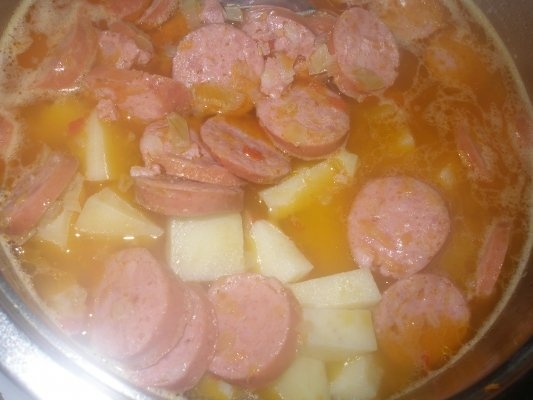 Tocanita de cartofi cu carnati