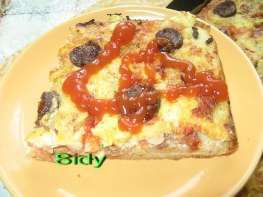 Pizza cu carnati, kaizer , branza si ardei