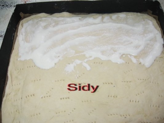 Pizza cu carnati, kaizer , branza si ardei