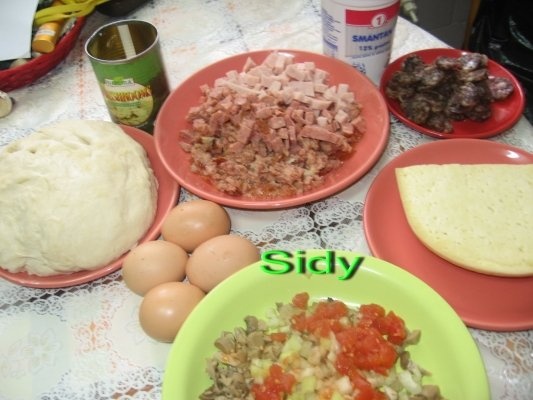 Pizza cu carnati, kaizer , branza si ardei