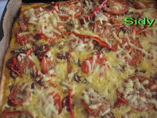 Pizza cu carnati, kaizer , branza si ardei