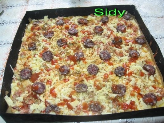 Pizza cu carnati, kaizer , branza si ardei