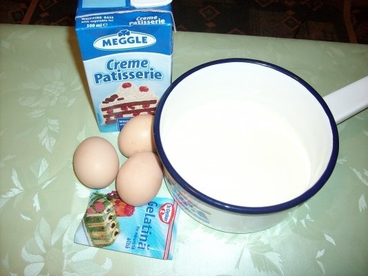 Tort cu fructe si piscoturi