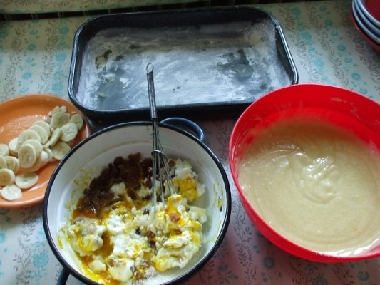 Placinta turnata cu branza de vaci, banane si stafide