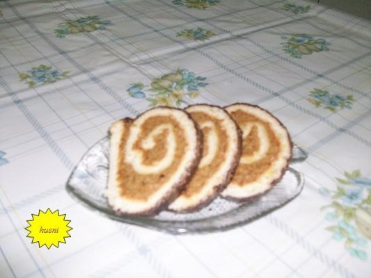 RULADA DIN ALBUSURI CU CREMA DE NUCA