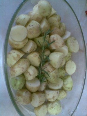 CARTOFI NOI LA CUPTOR CU ROZMARIN SI MARAR