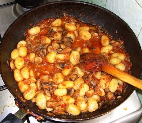 Vitel sote cu garnitura de gnochi si ciuperci