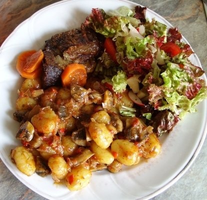 Vitel sote cu garnitura de gnochi si ciuperci