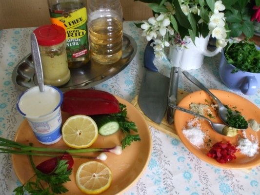 Salata de castraveti cu iaurt si ulei de masline