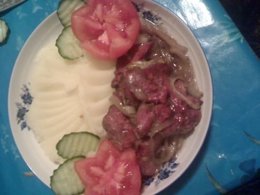 Ficatei de pui lionezi cu piure de cartofi