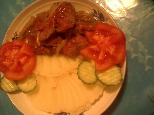 Ficatei de pui lionezi cu piure de cartofi