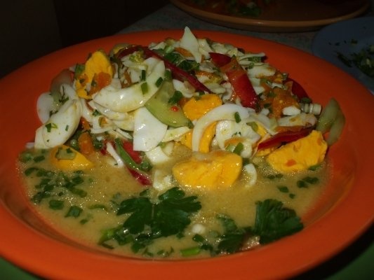 Salata de oua cu legume si verdeturi