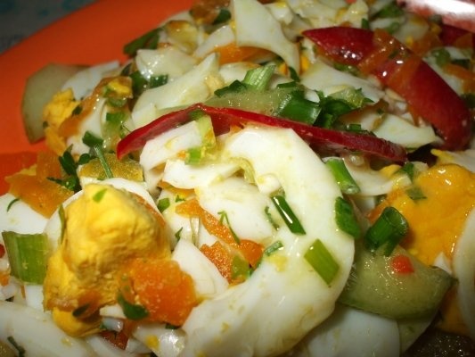 Salata de oua cu legume si verdeturi