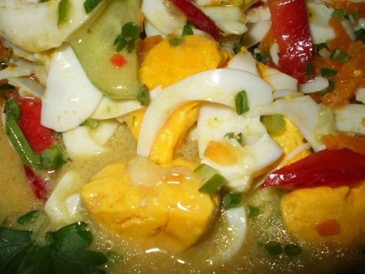 Salata de oua cu legume si verdeturi