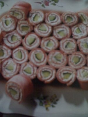 Rulouri su sunca si pasta de branza