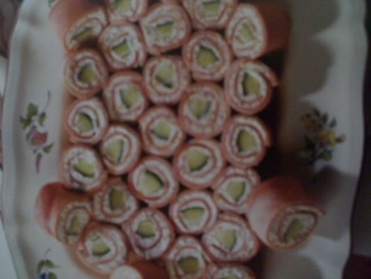 Rulouri su sunca si pasta de branza